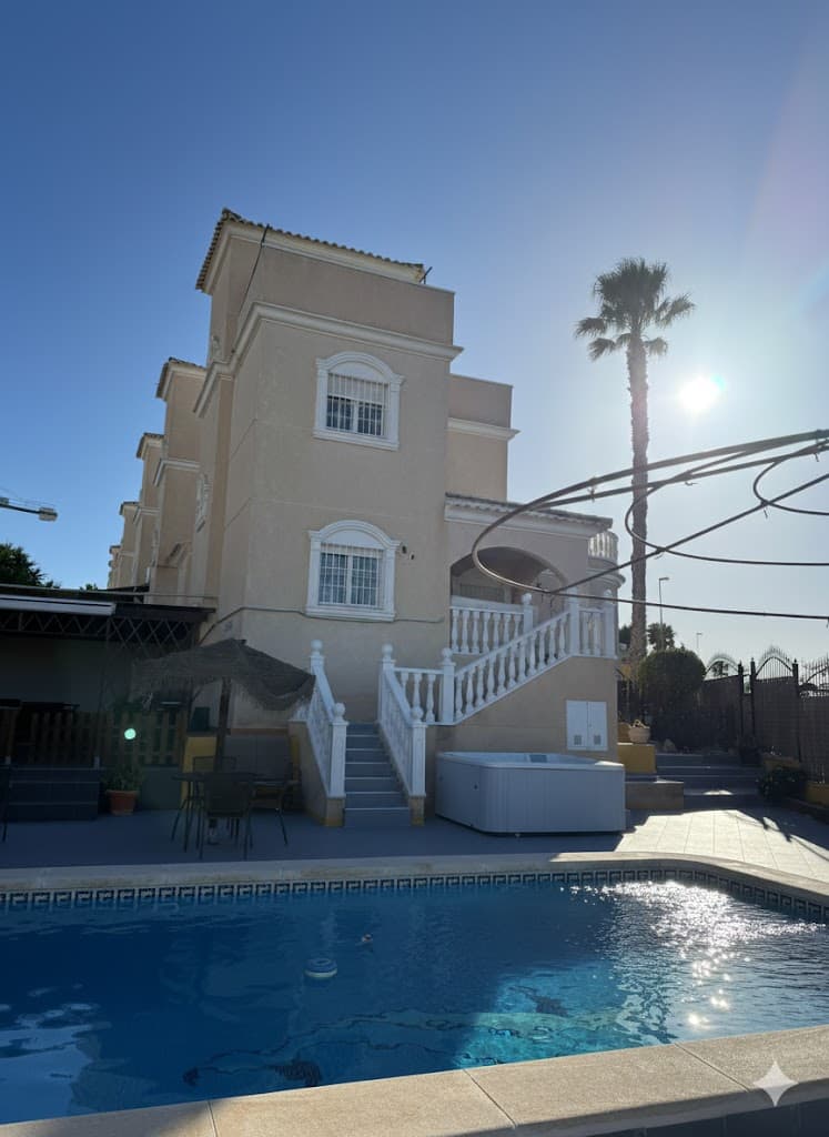 Luxery Detached Villa In Los Altos - Image 2