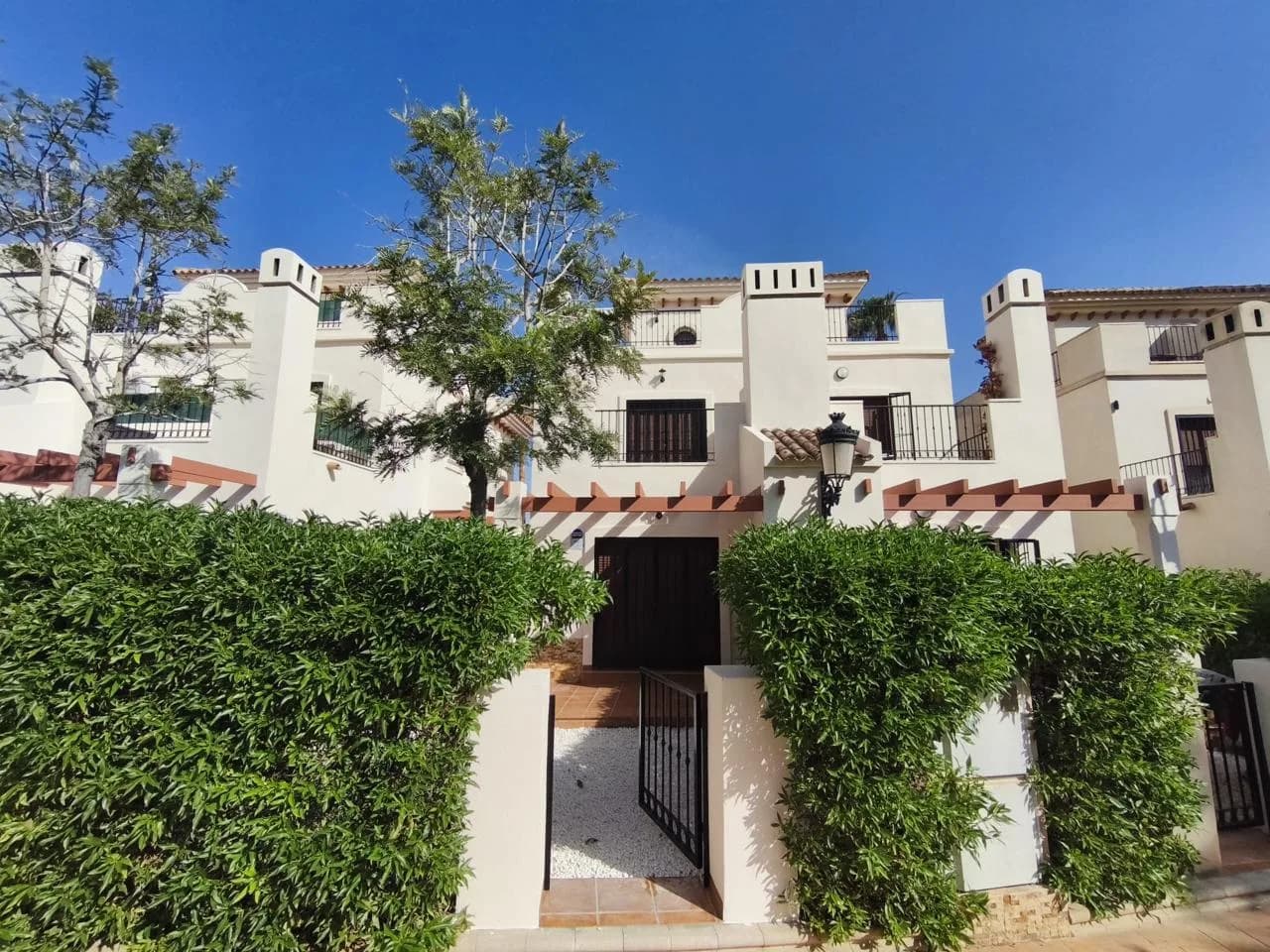 Bungalow Adosado Con Jardín, Solárium Y Piscina En Algorfa - Image 2
