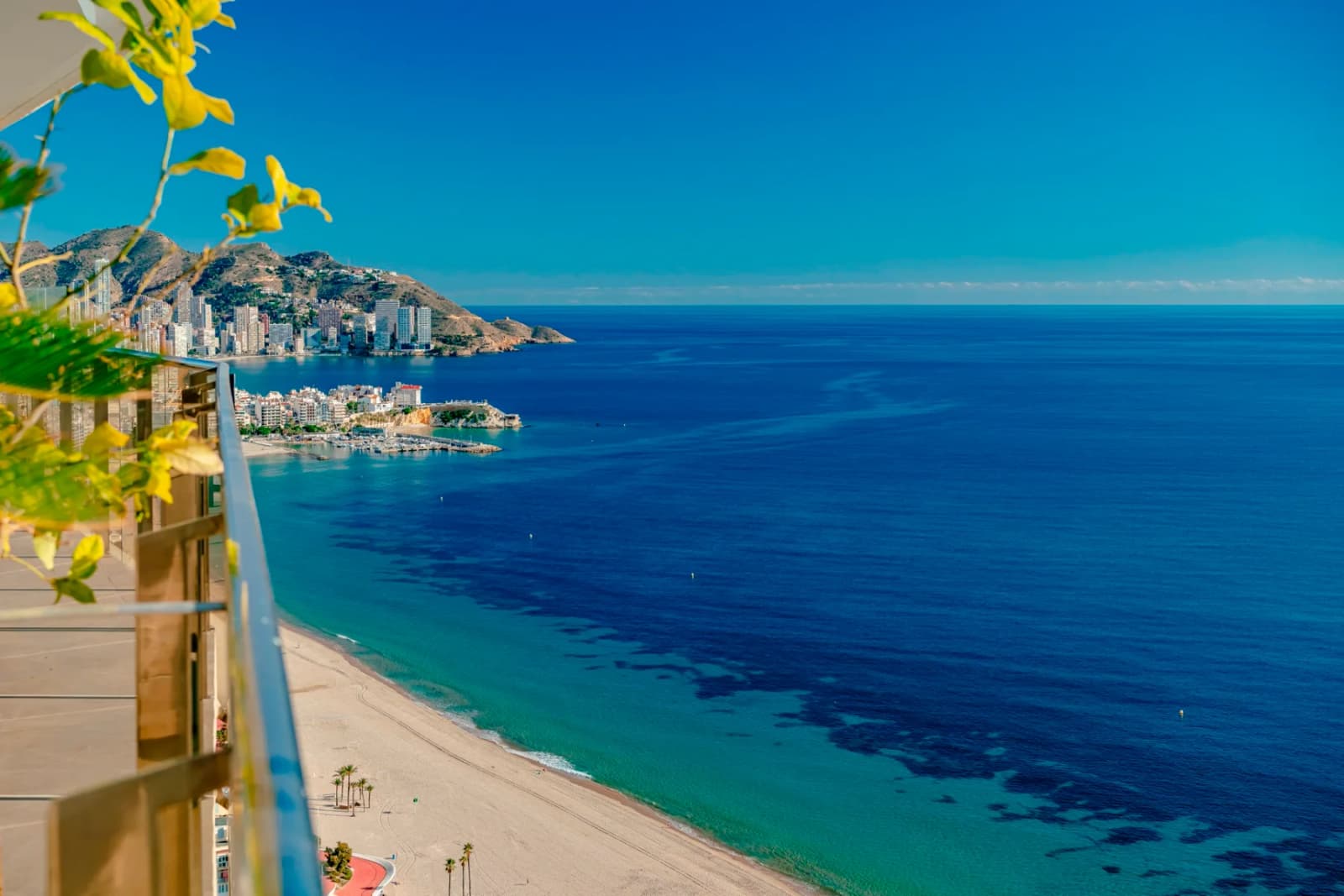 Apartment de 3 dormitorios en venta en Benidorm, Alicante - Image 2