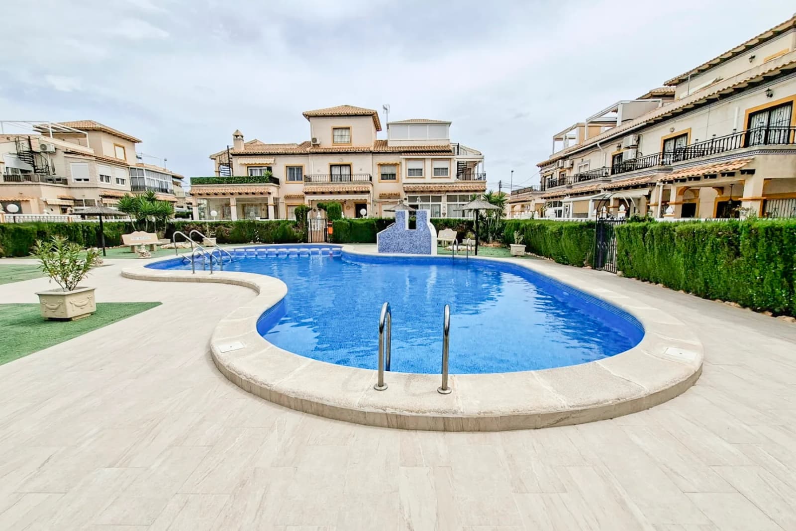 Bungalow de 2 dormitorios en venta en Orihuela costa, Alicante