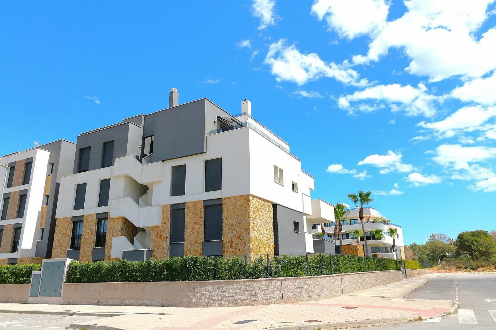 Penthouse In Los Altos - Image 5