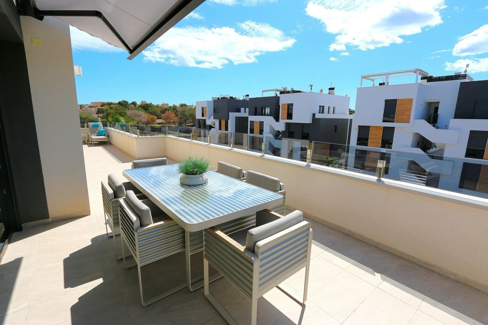 Penthouse In Los Altos - Image 9