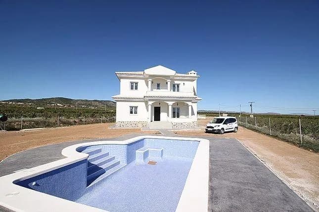 4 Bedroom Villa for Sale in Pinoso, Alicante - Image 2