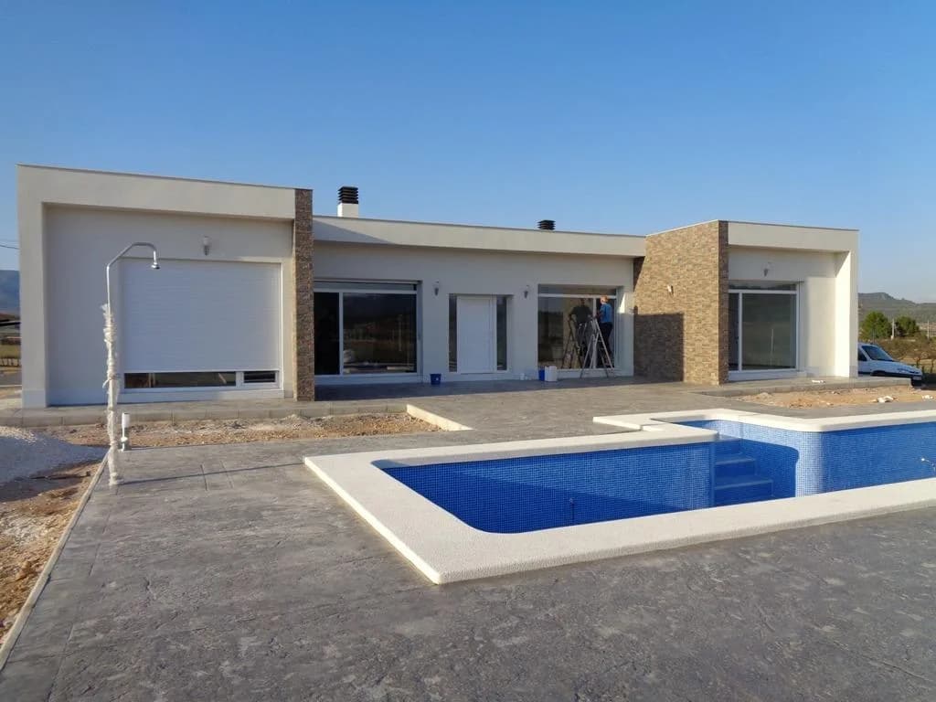Villa de 3 dormitorios en venta en Pinoso, Alicante - Image 2