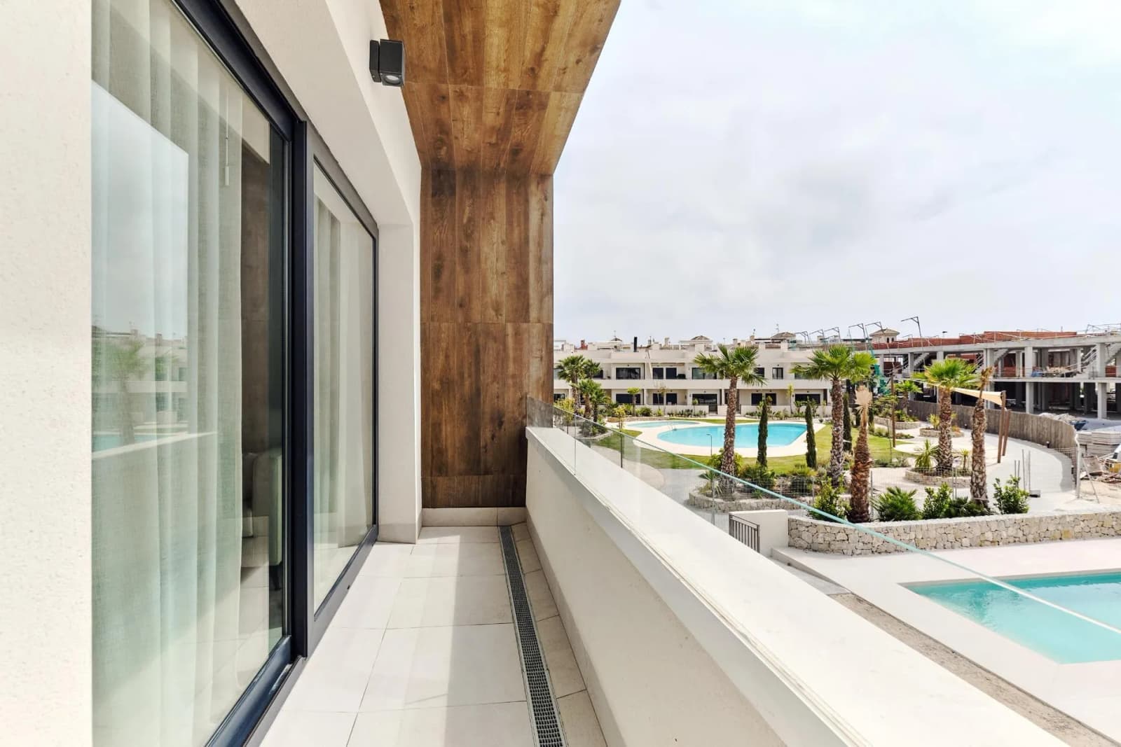 Bungalow de 2 dormitorios en venta en Torrevieja, Alicante - Image 3