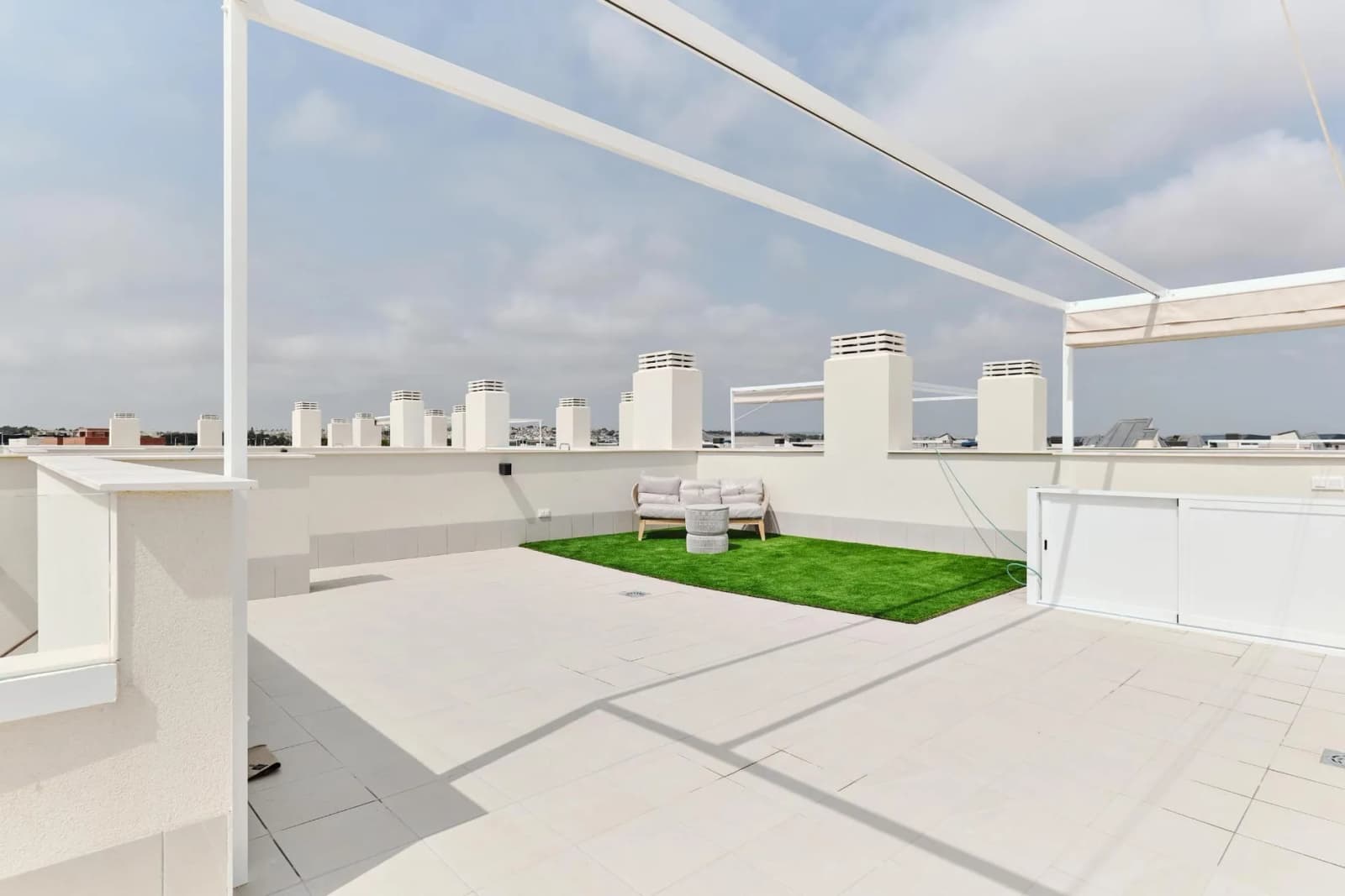 Bungalow de 2 dormitorios en venta en Torrevieja, Alicante - Image 6