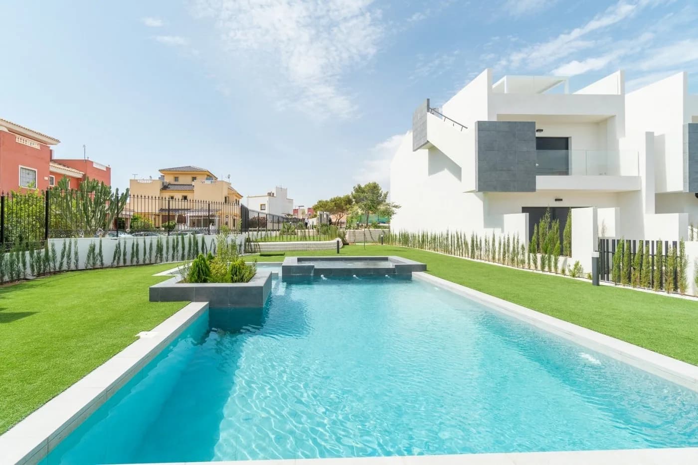 Bungalow de 2 dormitorios en venta en Torrevieja, Alicante