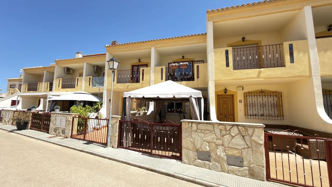 Townhouse de 3 dormitorios en venta en La Zenia, Alicante