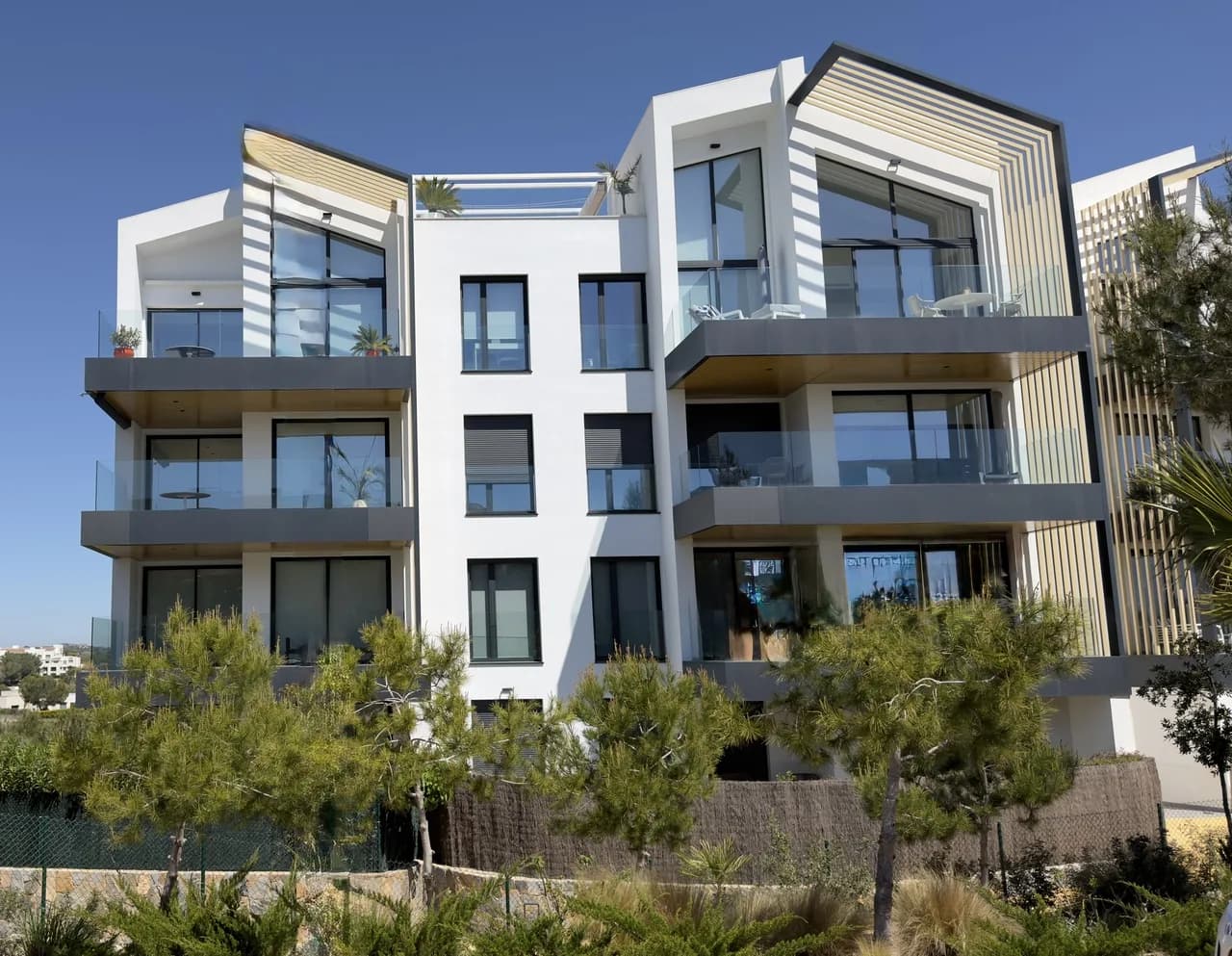 Apartment de 2 dormitorios en venta en Las Colinas Golf Resort, Alicante - Image 2