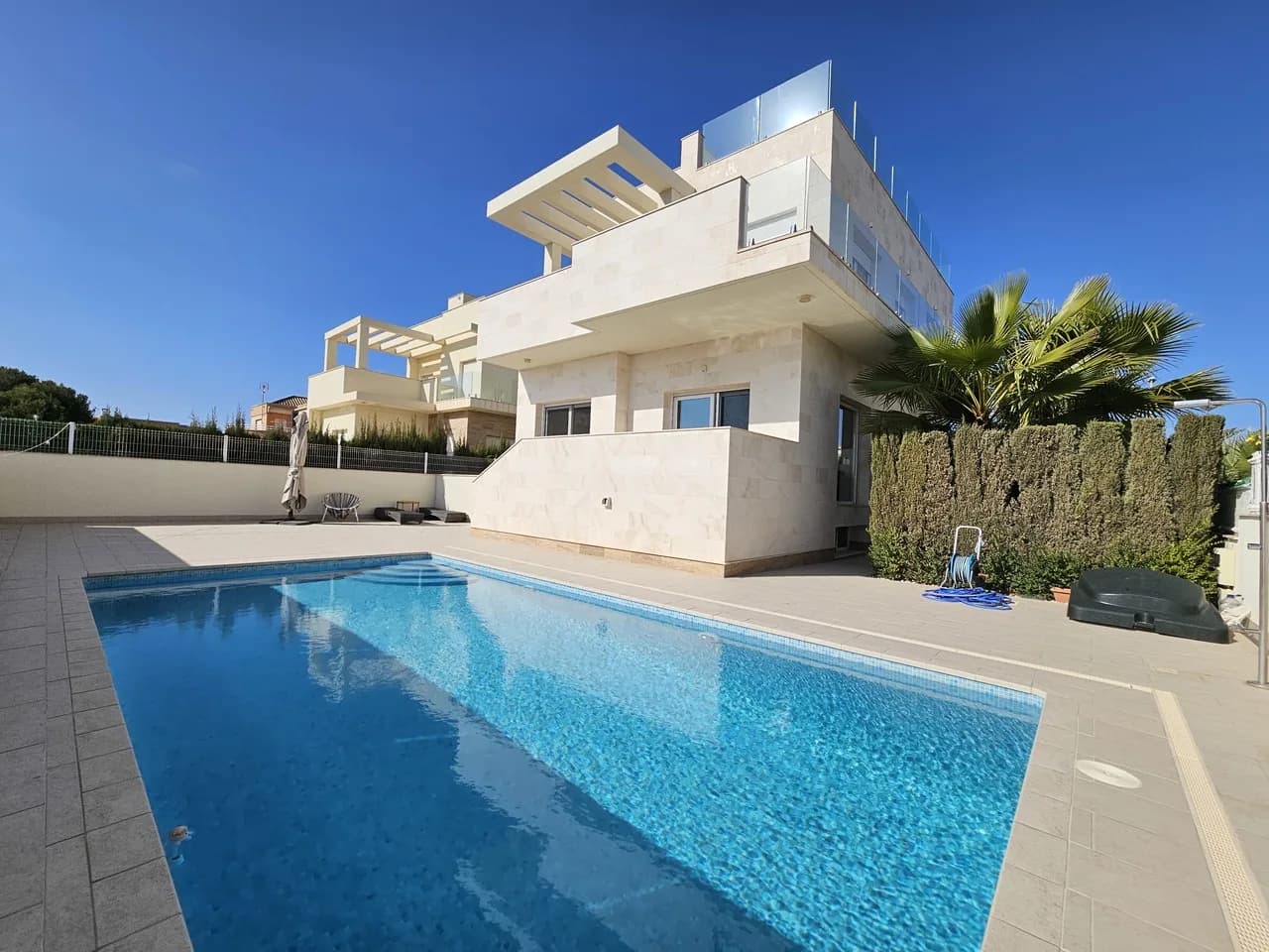 Villa de 5 dormitorios en venta en La Zenia, Alicante - Image 2