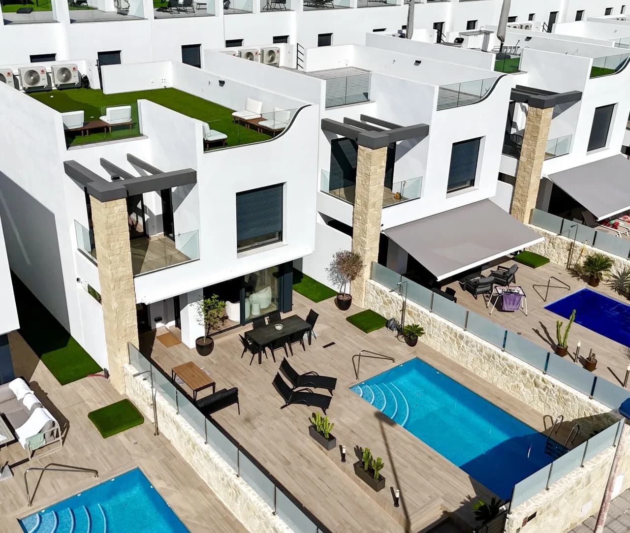 Villa z 4 sypialniami na sprzedaż w Punta Prima, Alicante - Image 2