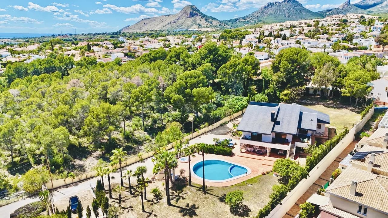 Villa с 4 спальнями на продажу в La Nucia, Alicante - Image 2