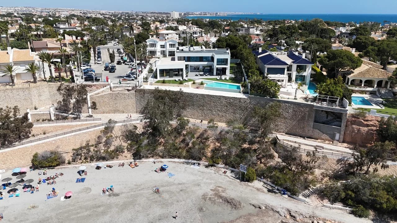 5 Bedroom Villa for Sale in Cabo Roig, Alicante - Image 4
