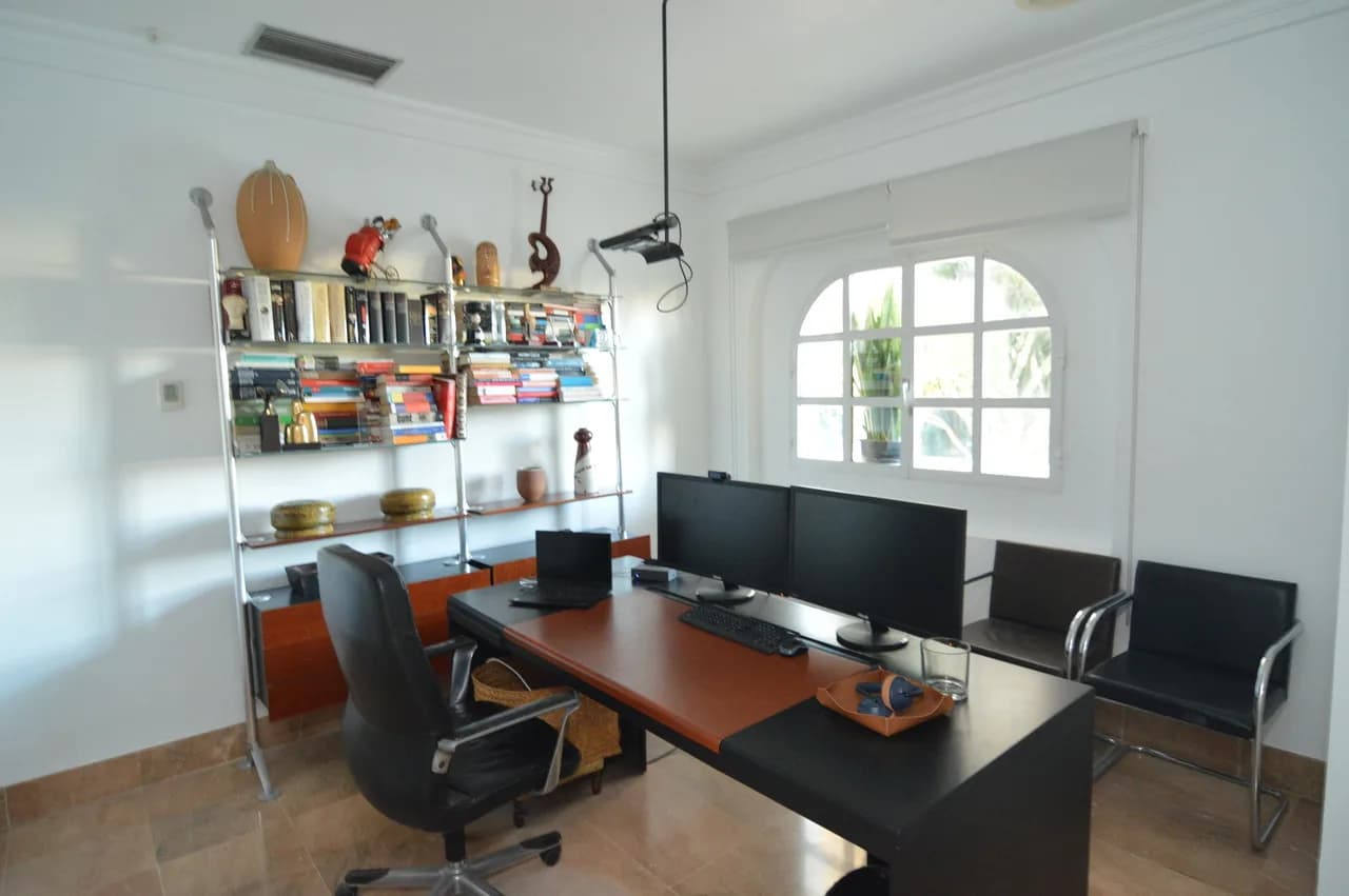 Villa de 4 dormitorios en venta en Torrevieja, Alicante - Image 9