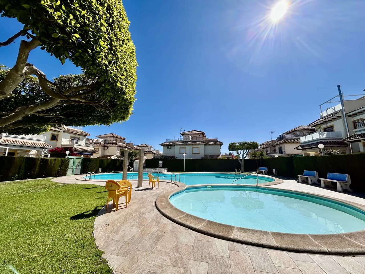 Apartment de 2 dormitorios en venta en Punta Prima, Alicante - Image 2