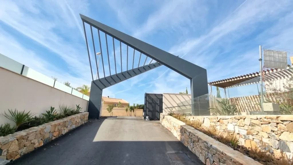Detached Villa In Rojales - Image 2