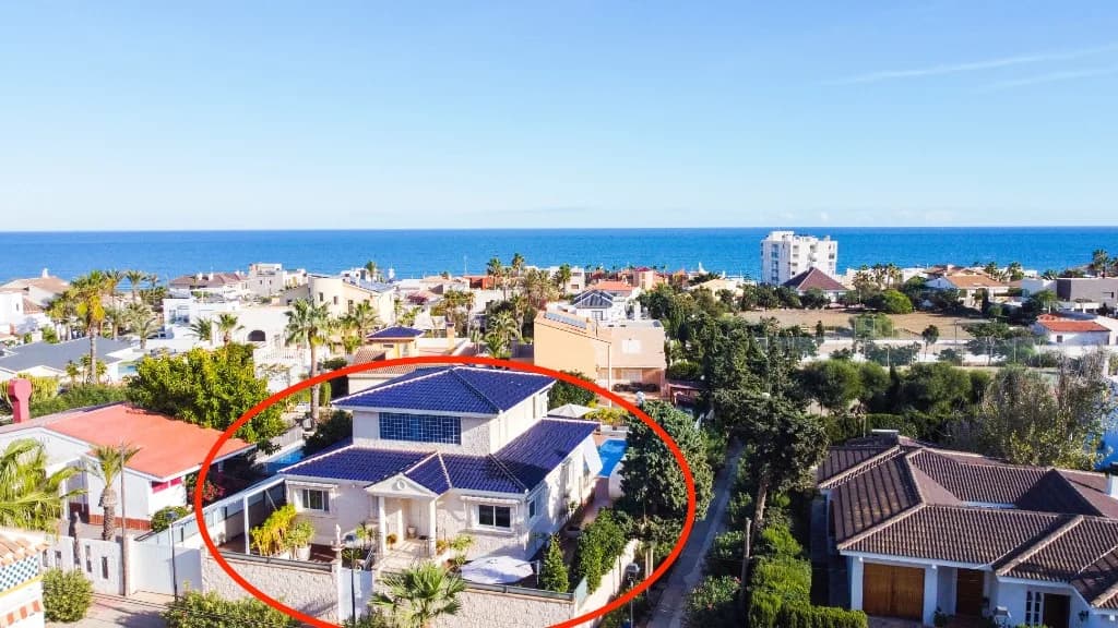 Villa de 5 dormitorios en venta en La Mata, Alicante