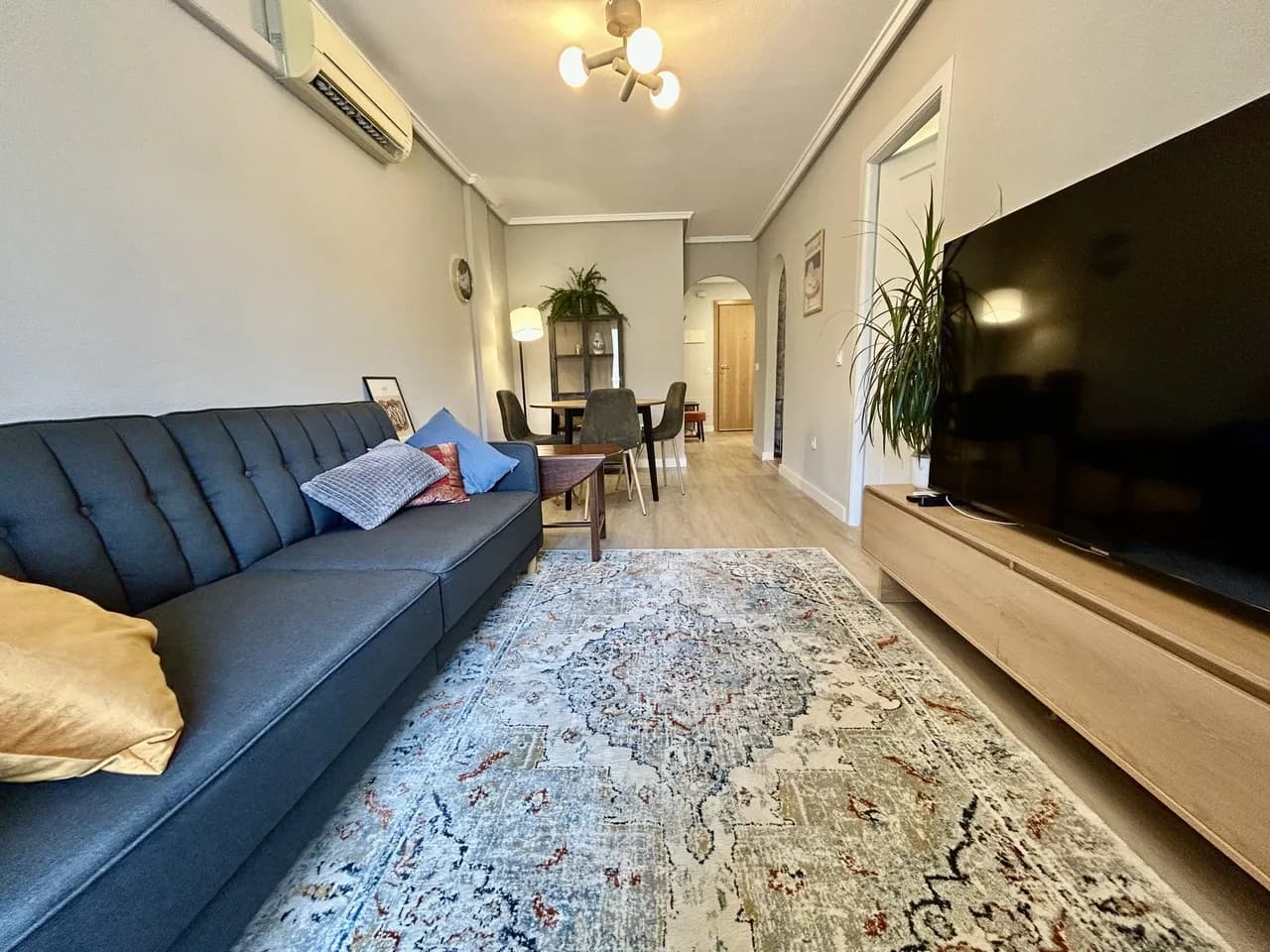 Apartment de 1 dormitorios en venta en Torrevieja, Alicante - Image 2