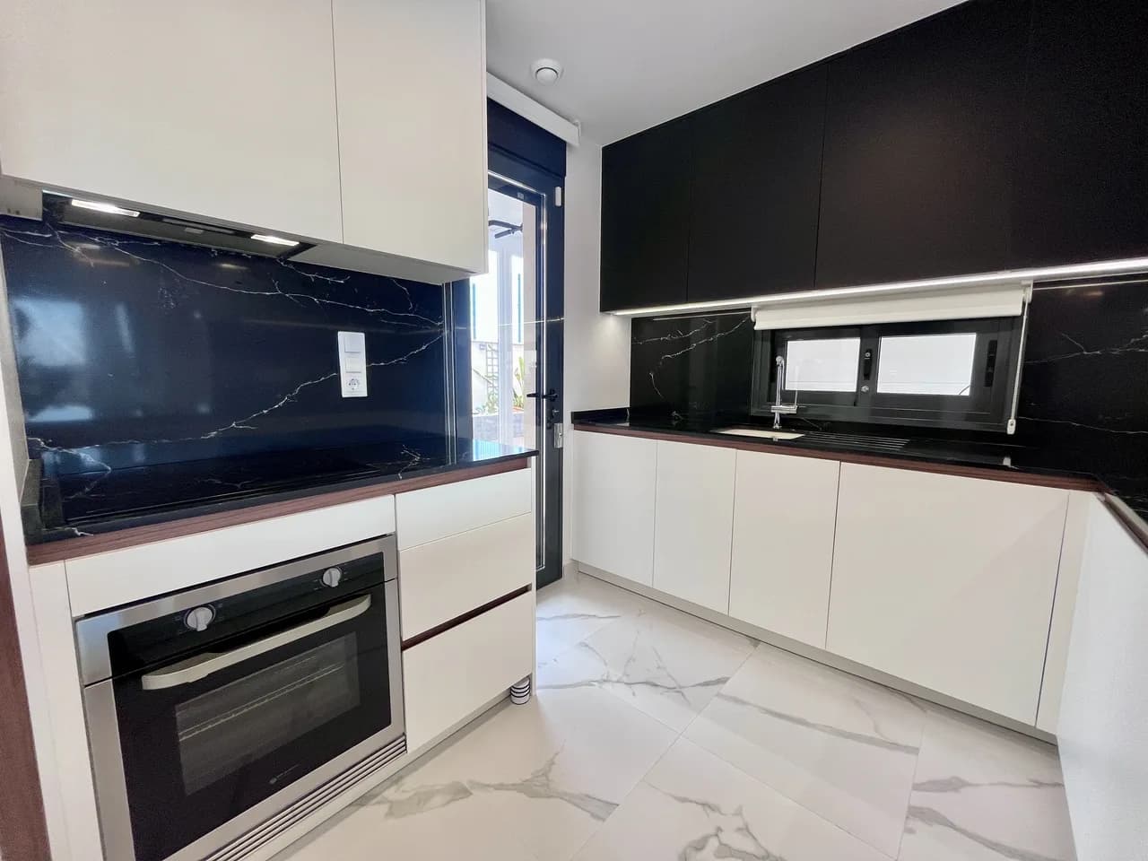 2 Bedroom Apartment for Sale in San Miguel de Salinas, Alicante - Image 3