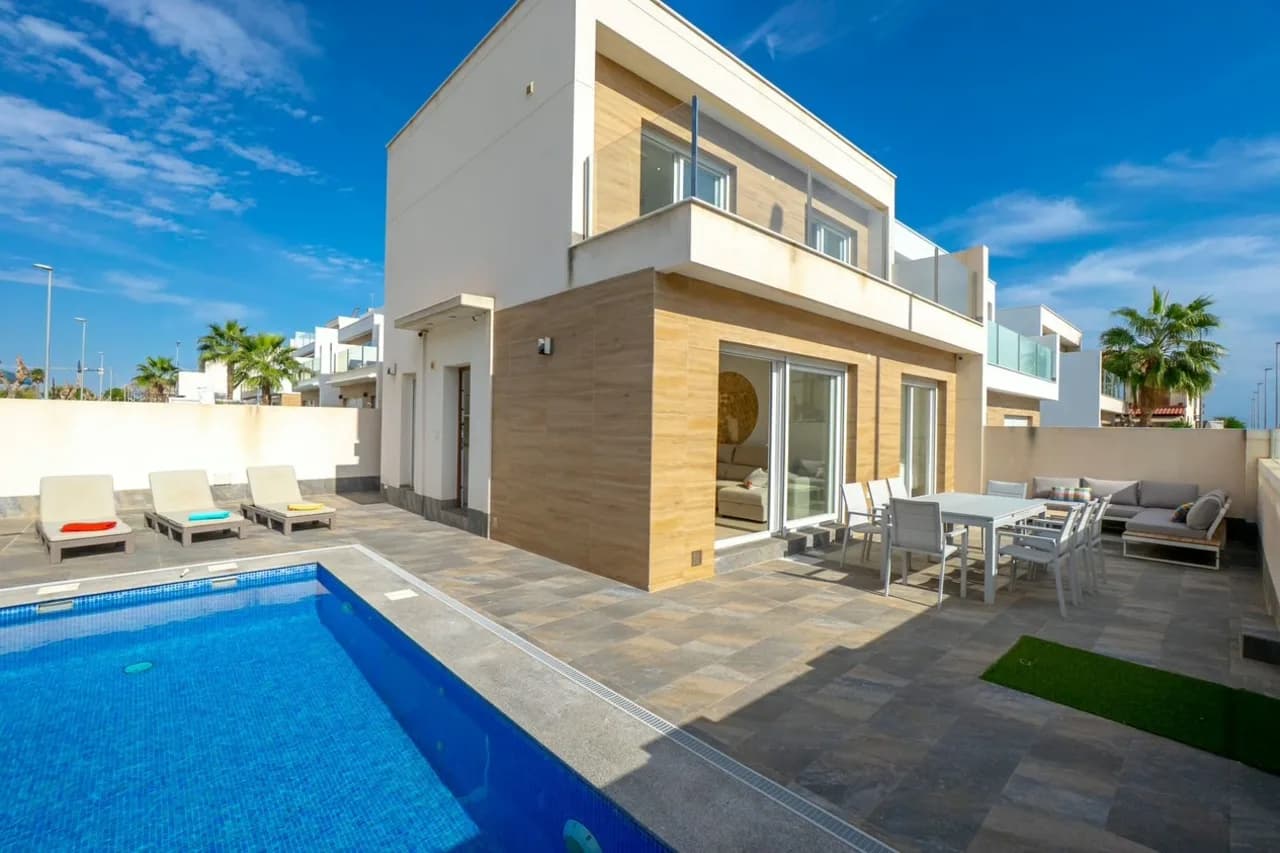 Villa de 3 dormitorios en venta en Pilar de la Horadada, Alicante - Image 2
