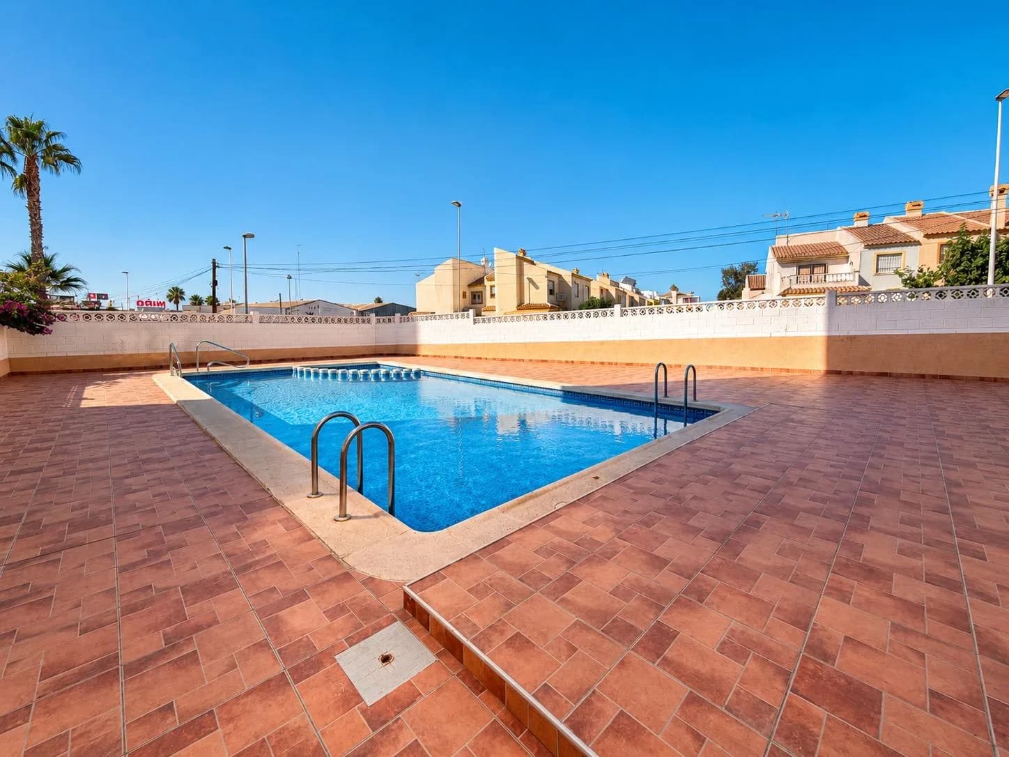Apartment In Torrevieja - Image 2