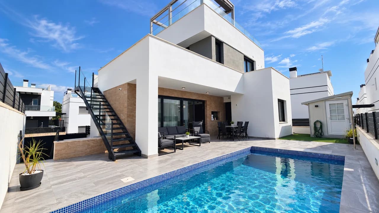 6 Bedroom Villa for Sale in Villamartin, Alicante