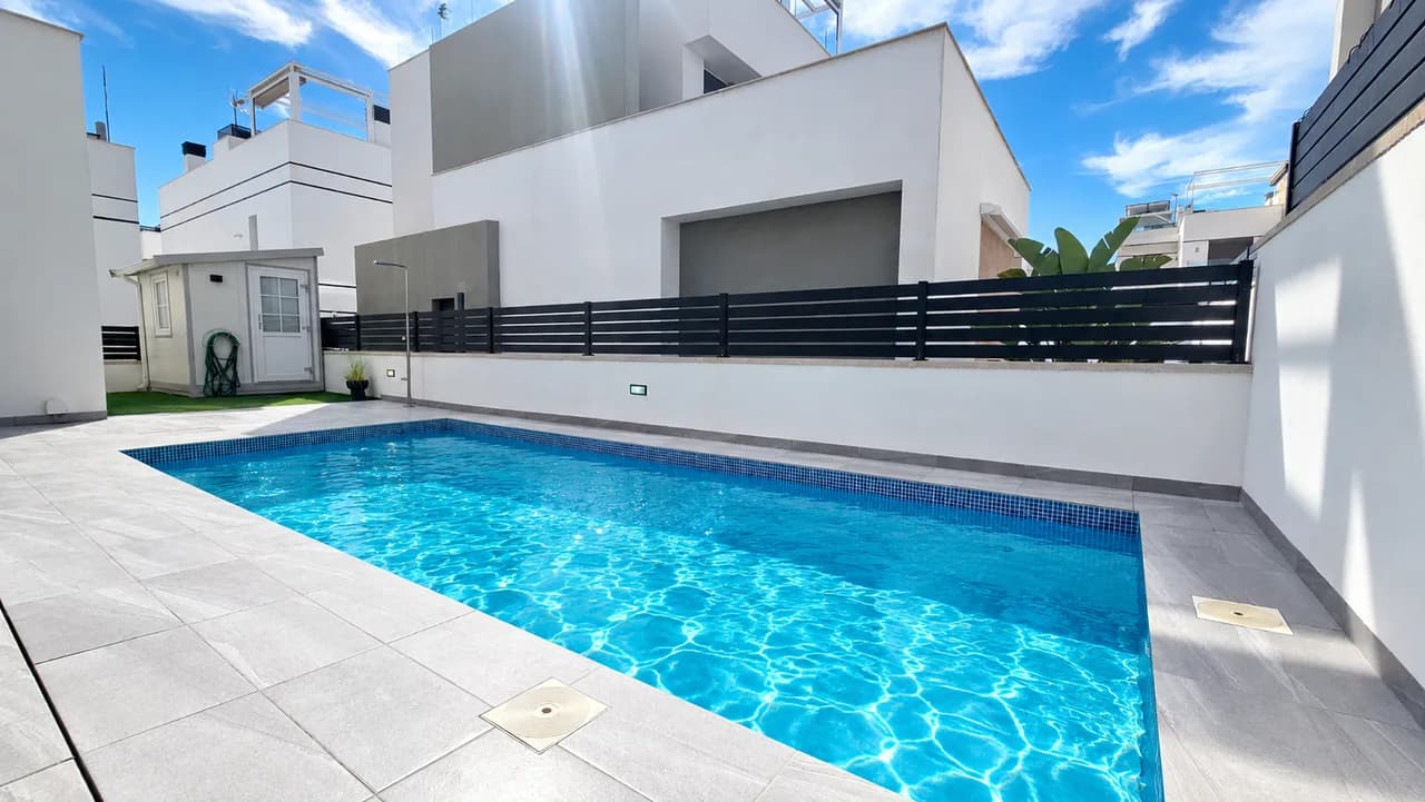 6 Bedroom Villa for Sale in Villamartin, Alicante - Image 2