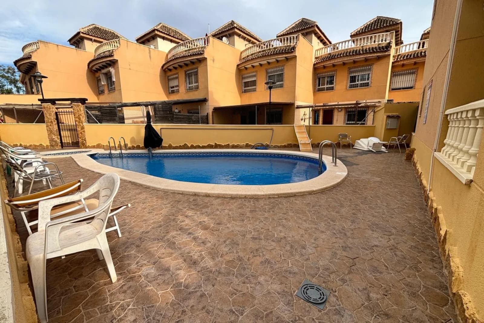 Townhouse de 5 chambres à vendre à Urbanització Els Estanys, Alicante - Image 2