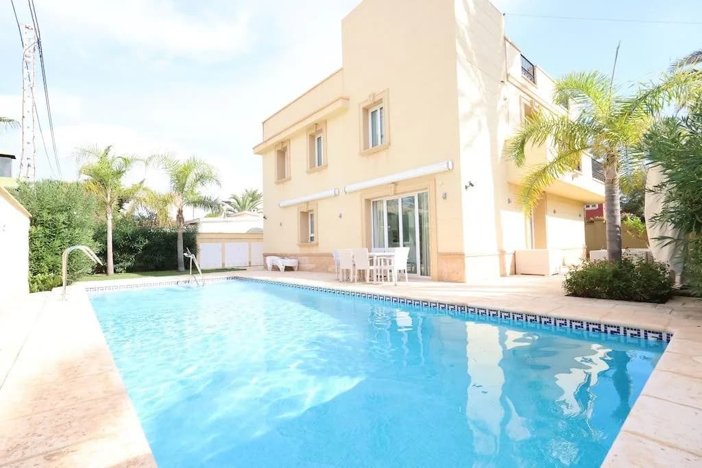 Villa de 4 dormitorios en venta en Cabo Roig, Alicante