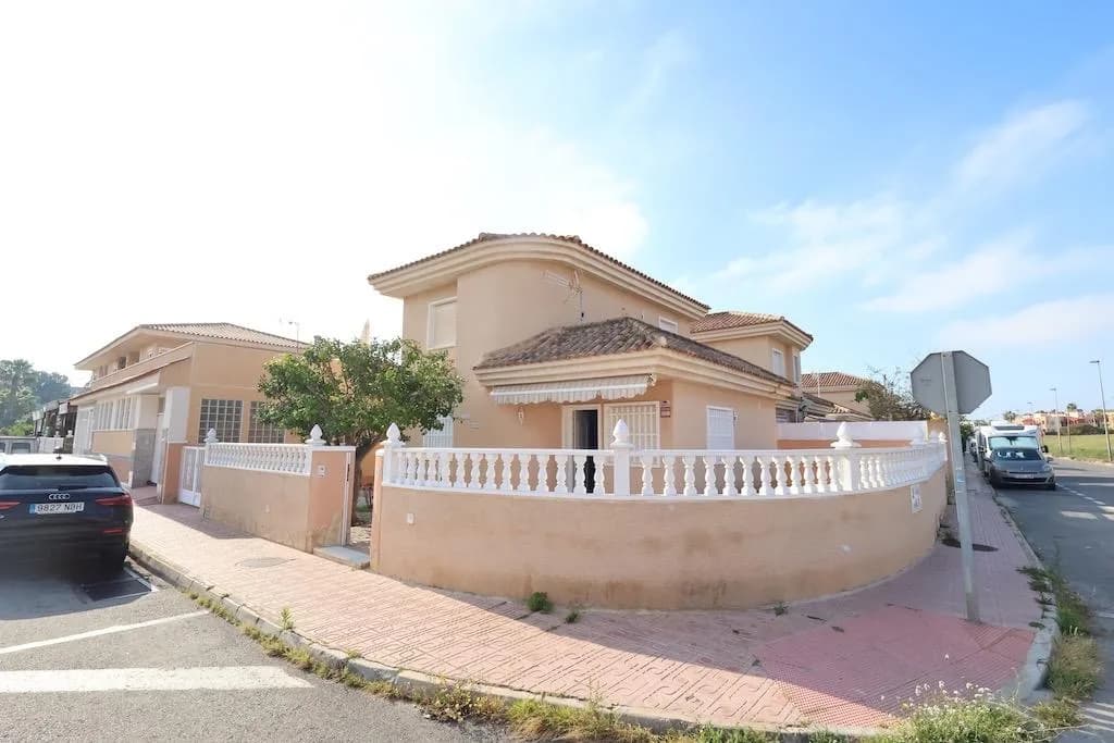 Villa z 3 sypialniami na sprzedaż w Torrevieja, Alicante