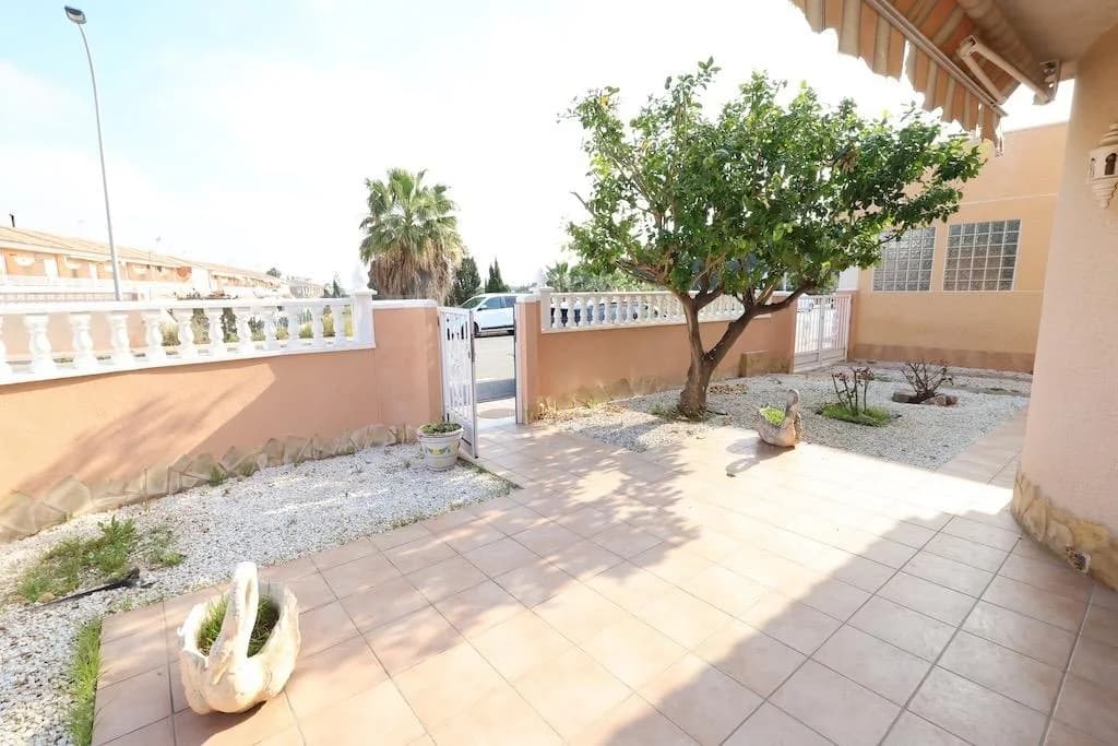 Villa z 3 sypialniami na sprzedaż w Torrevieja, Alicante - Image 3