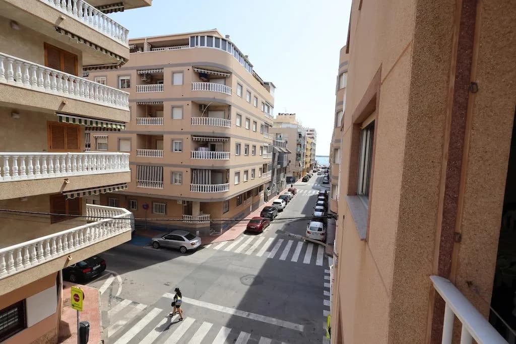 Apartment de 3 dormitorios en venta en Torrevieja, Alicante - Image 2