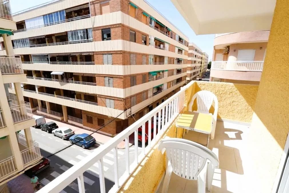 Apartment de 3 dormitorios en venta en Torrevieja, Alicante - Image 3