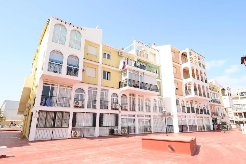 Apartment de 1 dormitorios en venta en Torrevieja, Alicante - Image 2