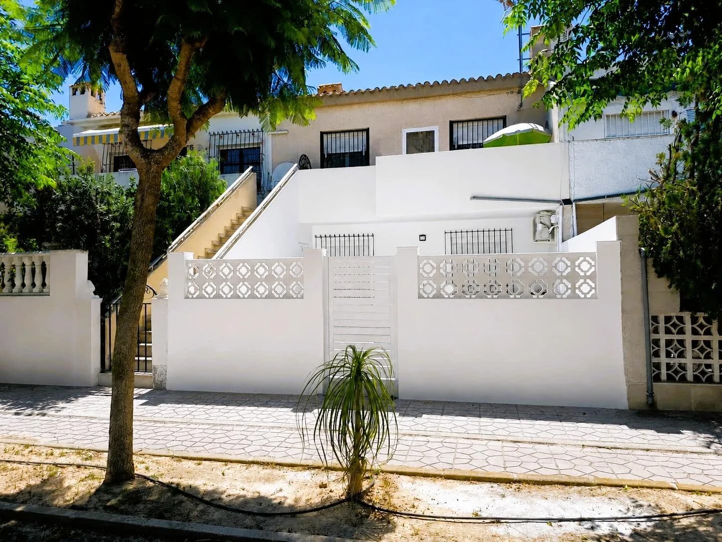 Bungalow de 2 dormitorios en venta en Orihuela Costa, Alicante - Image 2