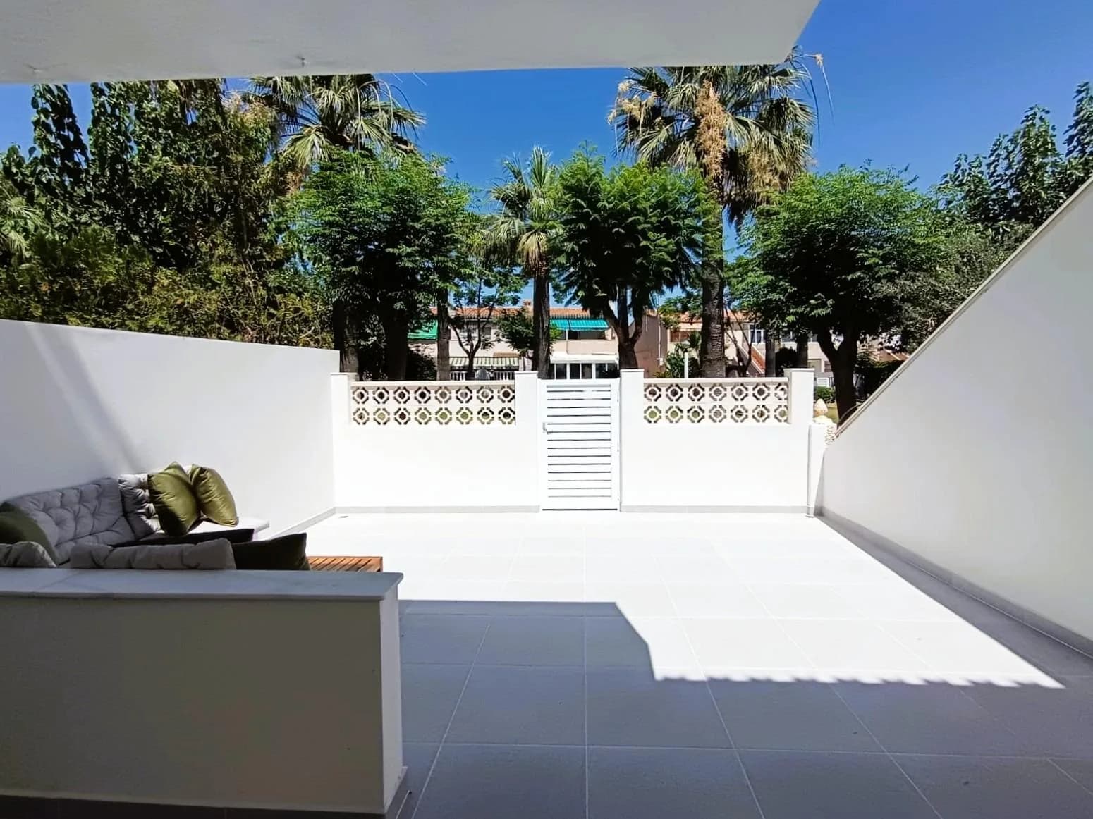 Bungalow de 2 dormitorios en venta en Orihuela Costa, Alicante - Image 6