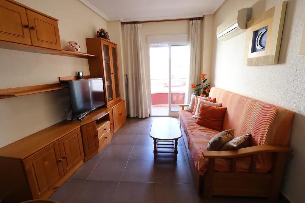 Apartment de 1 dormitorios en venta en Torrevieja, Alicante - Image 2