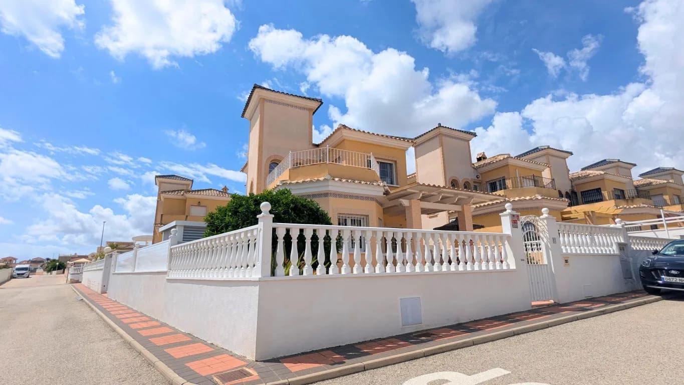 Detached Villa In Lo Crispin