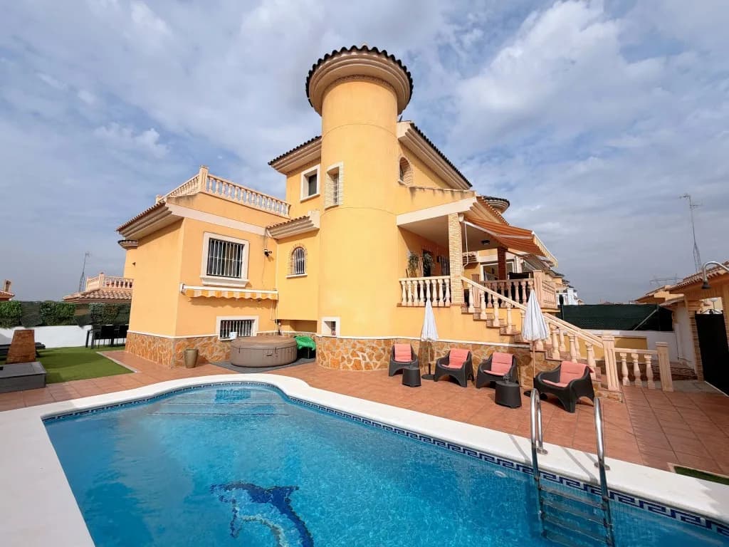 Detached Villa In Lo Crispin