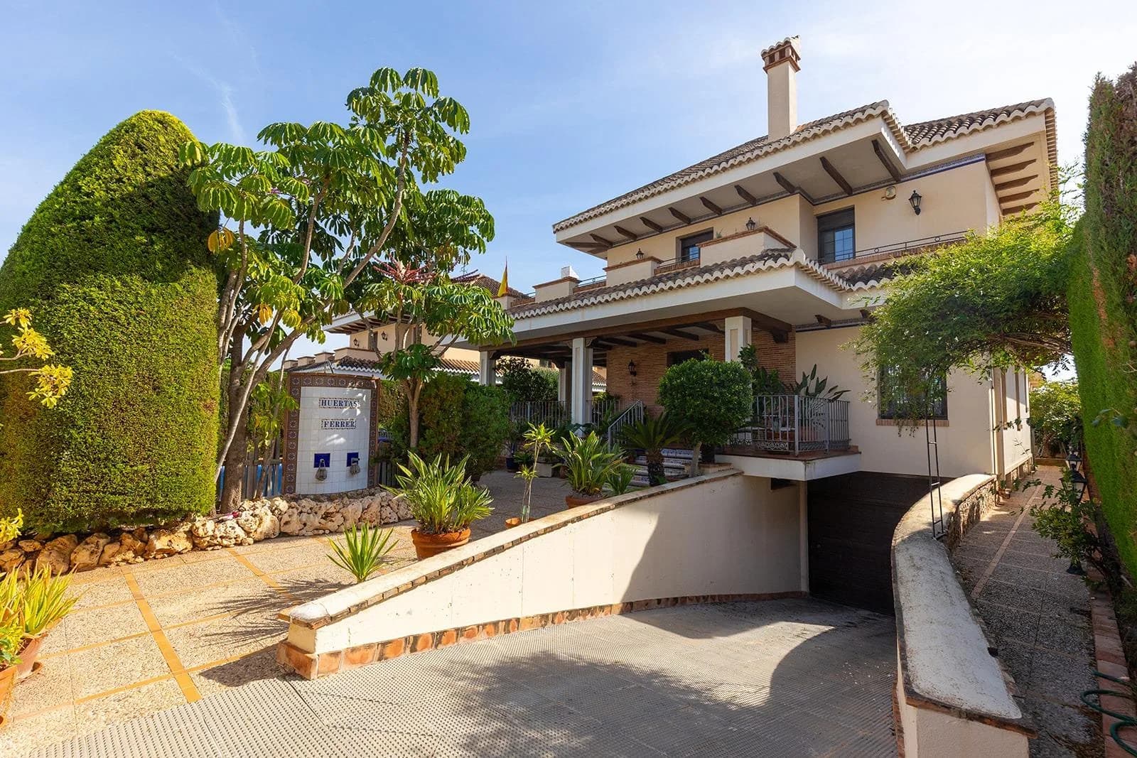 Villa de 7 dormitorios en venta en Torrevieja, Alicante - Image 3