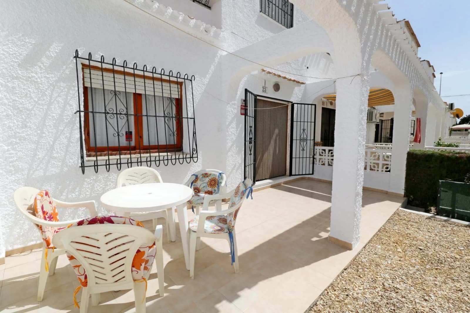 Bungalow de 3 dormitorios en venta en Torrevieja, Alicante - Image 2