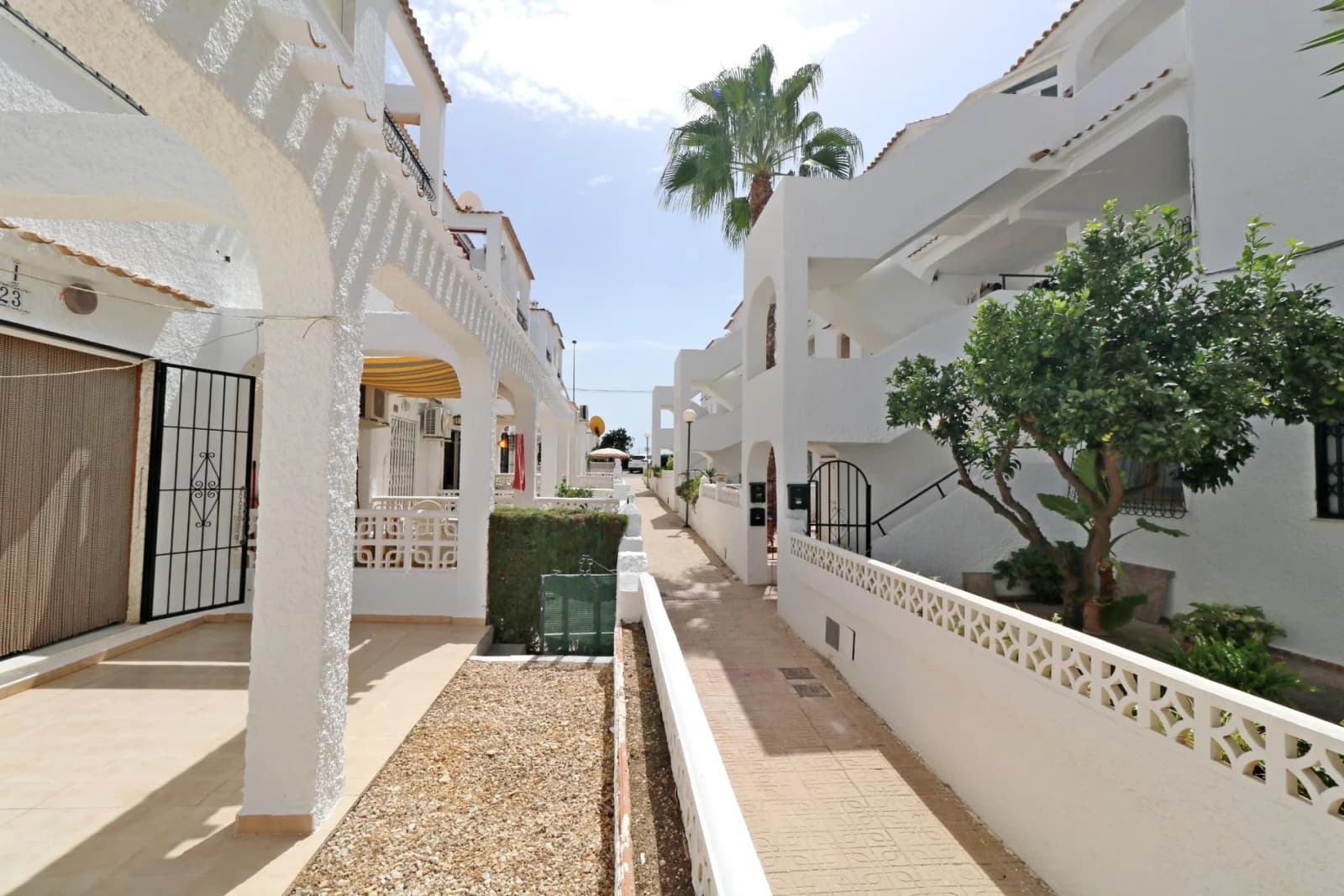 Bungalow de 3 dormitorios en venta en Torrevieja, Alicante - Image 3