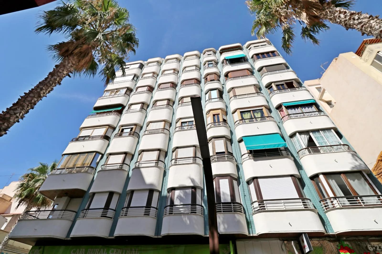 Apartment de 3 dormitorios en venta en Torrevieja, Alicante - Image 2