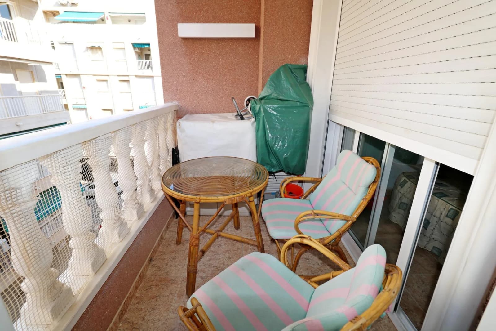 Apartment de 2 dormitorios en venta en Torrevieja, Alicante - Image 4