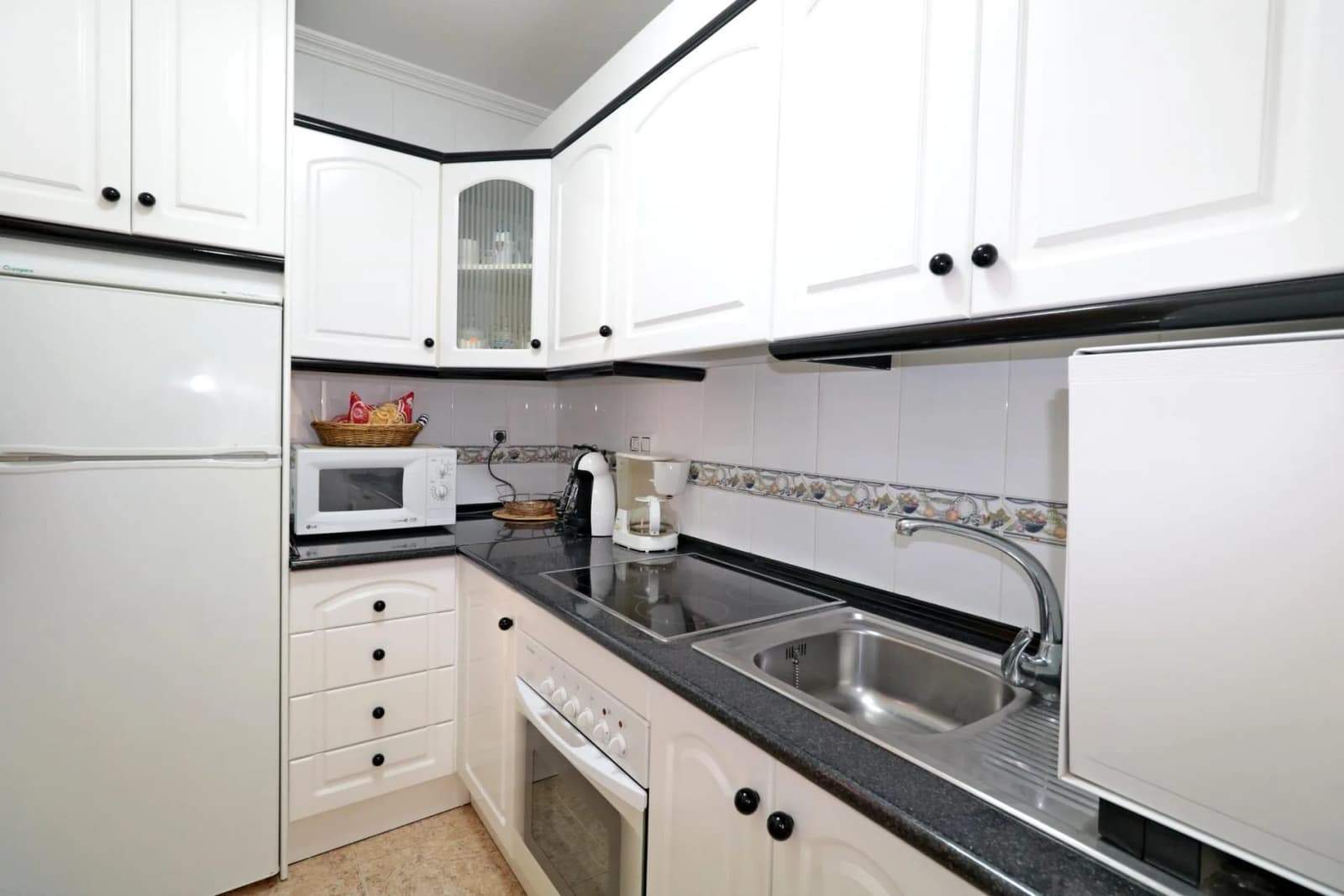 Apartment de 2 dormitorios en venta en Torrevieja, Alicante - Image 5
