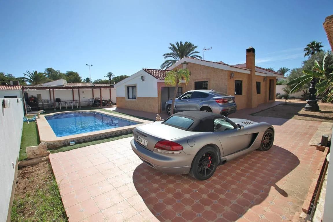 Villa de 4 dormitorios en venta en Torrevieja, Alicante