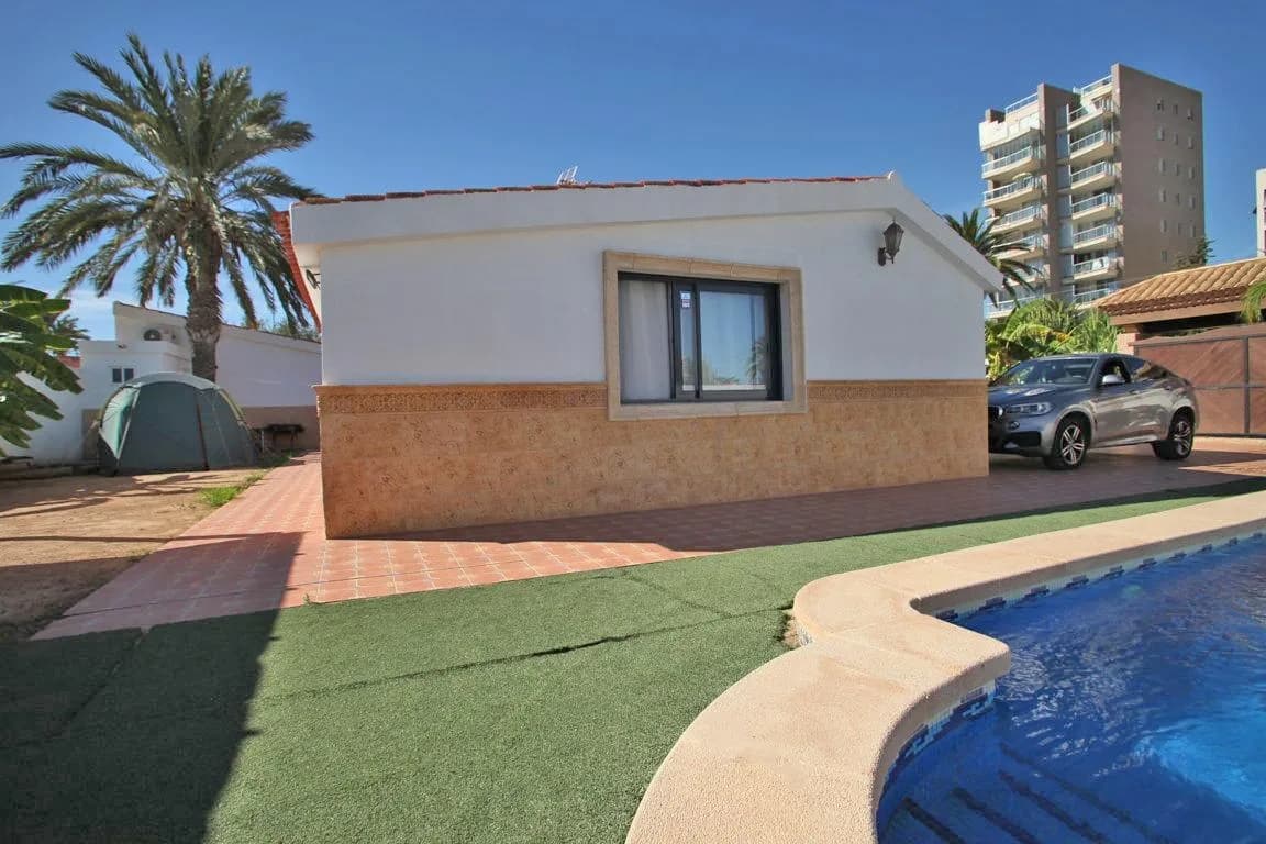 Villa de 4 dormitorios en venta en Torrevieja, Alicante - Image 2