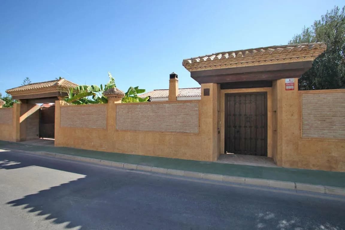 Villa de 4 dormitorios en venta en Torrevieja, Alicante - Image 3