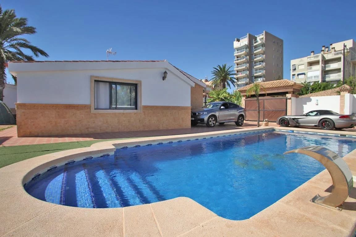 Villa de 4 dormitorios en venta en Torrevieja, Alicante - Image 4