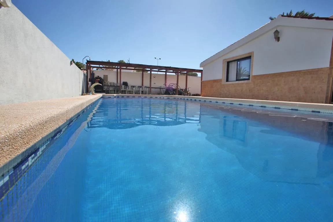 Villa de 4 dormitorios en venta en Torrevieja, Alicante - Image 5